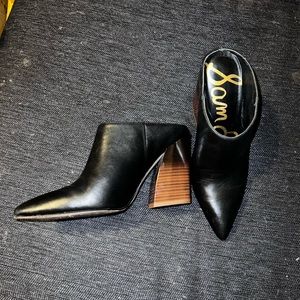 Black pointed booties mules perfect for any event !